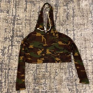 Barely worn. Camouflage cropped hoodie. In great condition. Size Medium